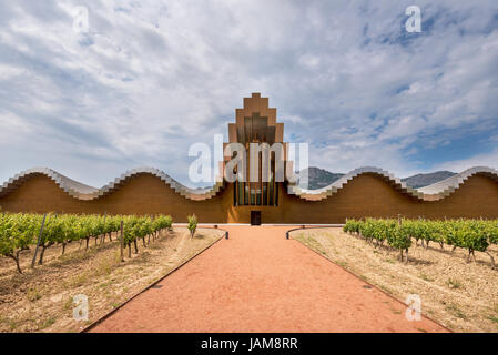 La Guardia, Espagne - 29 mai 2017 : winery moderne d'Ysios le 29 mai 2017 à Laguardia, Pays Basque, Espagne Cette vinerie moderne a été conçu par Santia Banque D'Images