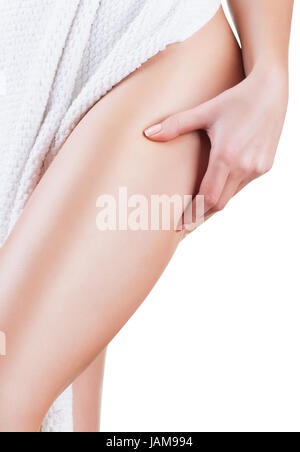 Woman la cellulite sur les jambes isolé sur fond blanc Banque D'Images