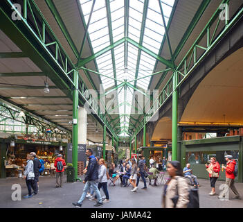 Voir avec arches de fer et stands de nourriture. Borough Market, London, Royaume-Uni. Architecte : Henry Rose , 1851. Banque D'Images