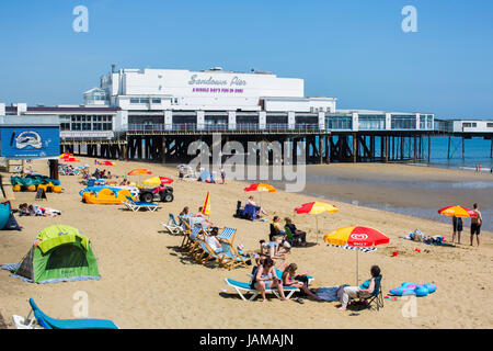 Vue générale de jetée de Sandown, sur l'île de Wight avec la plage animée en premier plan sur une journée ensoleillée. Banque D'Images