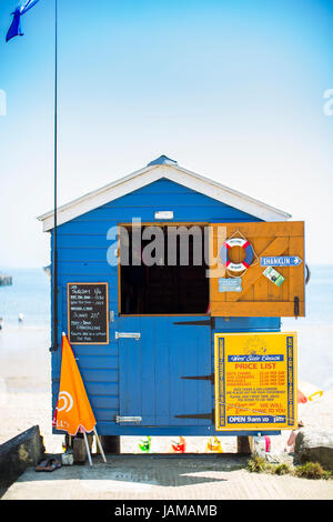 Une cabane de plage bleu à Sandown, Isle of Wight, sur une journée ensoleillée. Banque D'Images