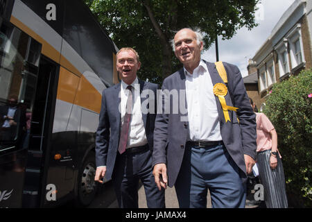 Les libéraux démocrates chef Tim Farron et Vince Cable, candidat local pour la visite de Twickenham, à Twickenham lors de la dernière journée de la campagne électorale générale trail. Banque D'Images