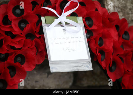 Un message sur une couronne portée par le duc de Cambridge, au cours d'une cérémonie à l'île d'Irlande Parc de la paix à Messines, Belgique pour commémorer la bataille de Messines Ridge. Banque D'Images