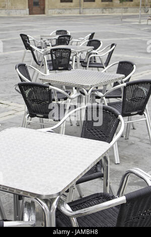 Table et chaises de bar carré vide dans le restaurant et traiteur Banque D'Images