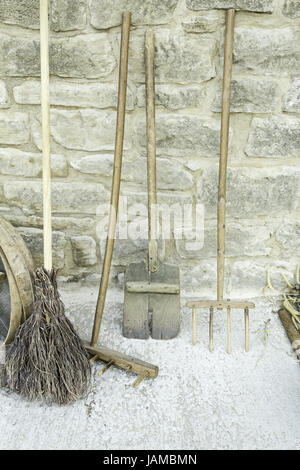 Vieux objets en bois et des ustensiles d'agriculture dans Street Banque D'Images