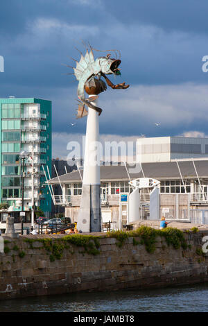 Sculpture poisson connu sous le nom de crevette de Barbican, Sutton Harbour, Plymouth, Devon, Angleterre Royaume-uni Banque D'Images