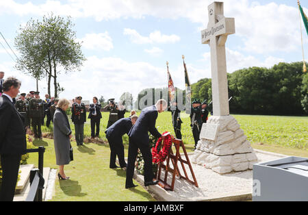 Le duc de Cambridge (droite) et Premier ministre irlandais Enda Kenny déposer des couronnes à la 16e Division irlandaise Croix du souvenir au cours d'une cérémonie au cimetière militaire de Wytschaete, Belgique. Banque D'Images