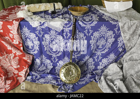 L'objet de bronze arabe échoppe de marché avec des feuilles de couleurs, la vente Banque D'Images