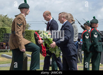 Le duc de Cambridge et Taoiseach Enda Kenny (droite) de déposer des couronnes au cours d'une cérémonie à l'île d'Irlande Parc de la paix à Messines, Belgique pour commémorer la bataille de Messines Ridge. Banque D'Images