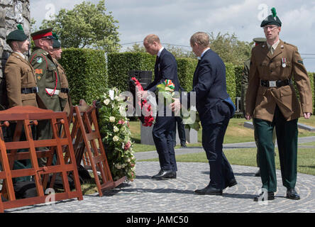 Le duc de Cambridge et Taoiseach Enda Kenny (deuxième à droite) de déposer des couronnes au cours d'une cérémonie à l'île d'Irlande Parc de la paix à Messines, Belgique pour commémorer la bataille de Messines Ridge. Banque D'Images