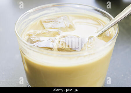 Du café et du lait glacé à la terrasse d'un bar, de boire Banque D'Images