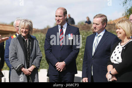 Le duc de Cambridge, la Princesse Astrid de Belgique et Taoiseach Enda Kenny (deuxième à droite) au cours d'une cérémonie au cimetière militaire de Wytschaete, Belgique. Banque D'Images