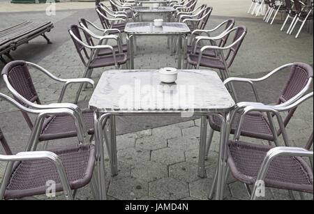 Vide bar terrasse avec tables et chaises, et de restauration d'entreprise Banque D'Images