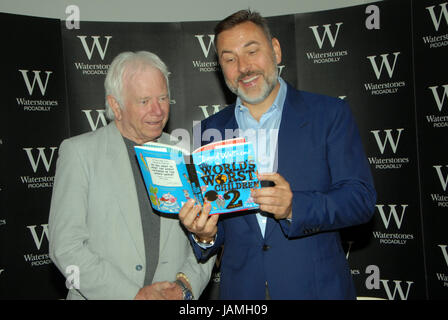 London, UK, 31/05/2017 David Walliams et illustrateur Tony Rossi lancer 'pire' à 2 enfants, Waterstones Piccadilly. Banque D'Images