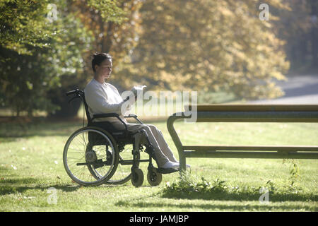 Femme lu dans la roue du président non valide,parc, Banque D'Images