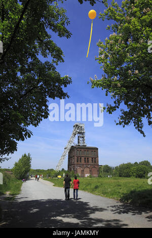 L'emplacement des anciennes mines,Allemagne,chambre haute la dysenterie,salon,Rhénanie du Nord-Westphalie,Oberhausen-Sterkrade,mine de charbon Sterkrade,cadre,levage,Malakowturm Malakoffturm,route de la culture industrielle sélectionnez dysenterie en 2010,capitale culturelle de l'Europe en 2010, l'extraction du charbon dans la région de dysenterie, projet d'envergure de caractères à partir de la baie 22.05 au 30.05.2010 après une idée de Volker Bandelow,ballons jaunes et drapeaux, Banque D'Images