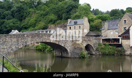 Paysage idyllique au port de Dinan, une ville de Bretagne, France. Il est situé à la Rance Banque D'Images