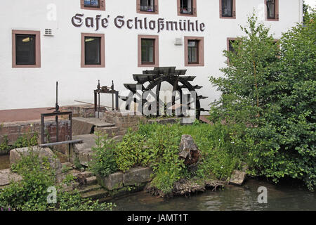 Allemagne Hesse,er,café,brook Schlossmühle,Mühlrad,ville,paysage,des,Bar,café,gastronomie,historiquement,centre ville, Vieille Ville, l'été,tourisme,voyage,endroit d'intérêt,bois,ode waterwheel,moulin,maisons,eau,radian,façade,extérieur,détail moulin, verrouillage Banque D'Images