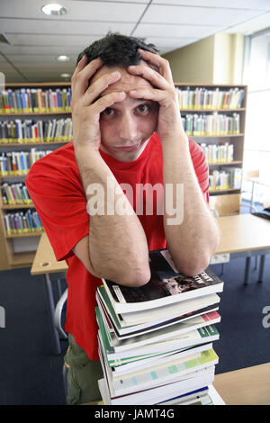 Étudiant de l'université, bibliothèque, impuissants,,ajouter la prise en charge,livre,lots,désespérément la moitié,portrait,prêter empilés, bibliothèque, bibliothécaire, Bibliothèque,bureau,enseignement,enseignement,caméra de collection de livres, Bibliothèque, livres,étagères,décourage,déprime,épuisé,d,informations,collège,intérieur,renseignement,jeune public library,apprendre,lecture,littérature,homme,Montant,personne,de lassitude,livres,référence supprimée,étagères,lot,étude,étudier,,stress,étudiant university,offres,trop overallocated,nombre,grands désespérément,connaissances, soif de connaissances, Banque D'Images