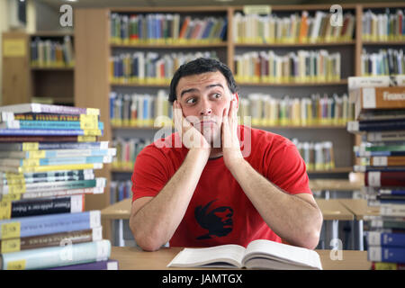 Étudiant de l'université, bibliothèque, impuissants,,ajouter la prise en charge,livre,lots pensivement la moitié,portrait,table,seulement,donner,empilés, bibliothèque, éducation, éducation,voir,appareil photo collection de livres, Bibliothèque, livres,étagères,décourage les passe-temps,collège,d,informations,intérieur,veille stratégique,les jeunes,public library,apprendre,lecture,littérature,homme,Montant,personne,de lassitude,livres de référence,étagères,bref,s'asseoir côté,étude,lot,étude,stress,étudiant university,offres,trop overallocated,distraite,l'incertitude,grands,nombre,savoir,la soif de connaissances, incrédules Banque D'Images