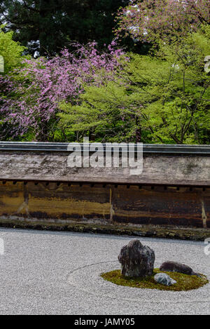 Karesansui ratissées, rock garden, le temple Ryoanji. Jardin zen japonais typique. Banque D'Images