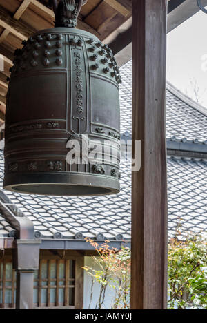 Le temple Ryoanji bronze grande cloche bonsho bouddhiste. Banque D'Images