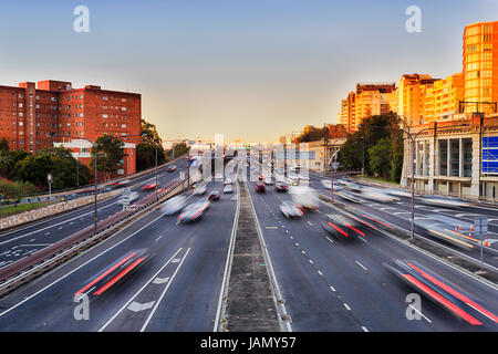 Des voitures en mouvement floue sur Warringah freeway de la conduite vers le pont du port de Sydney durant l'heure de pointe du matin entre North Sydney. Banque D'Images