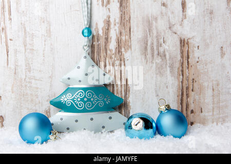 Weihnachten, Dekoration und mit Schnee, Holzhintergrund Weihnachtskugeln, Weihnachtsbaum türkis Banque D'Images