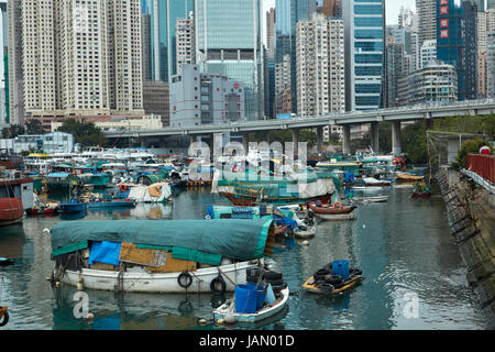 Bateaux au port de plaisance à Causeway Bay Typhoon Shelter, Causeway Bay, Hong Kong, Chine Banque D'Images