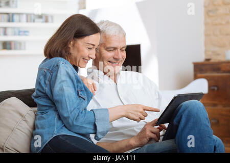 D'âge mûr à la tablette avec ferra Banque D'Images