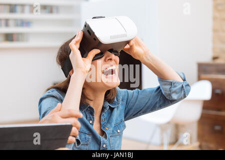 Mature couple casque de réalité virtuelle dans la salle de séjour Banque D'Images