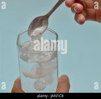 Bicarbonate de sodium dans un verre Banque D'Images