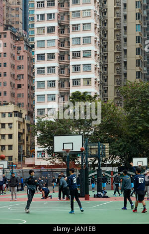 Garçons jouant au basket-ball, Southorn Playgound, Wan Chai, Hong Kong, Chine Banque D'Images