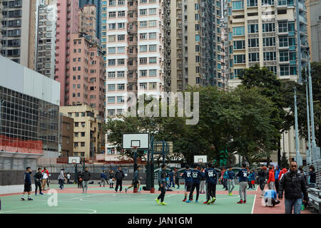 Garçons jouant au basket-ball, Southorn Playgound, Wan Chai, Hong Kong, Chine Banque D'Images