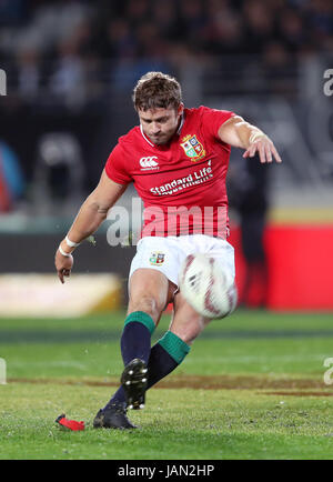 Les Lions britanniques et irlandais' Leigh Halfpenny kicks une pénalité au cours de la tournée match à Eden Park, Auckland. Banque D'Images