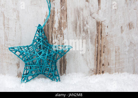 Weihnachten, Dekoration und mit Schnee, Holzhintergrund Weihnachtsstern türkis Banque D'Images