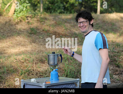 Camping-prépare le dîner dans le camping de la station Banque D'Images