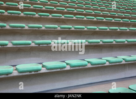 De nombreux sièges des gradins du stade avant l'événement Banque D'Images