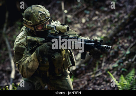 Exercice de sniper dans journée d'exploration à forest Banque D'Images