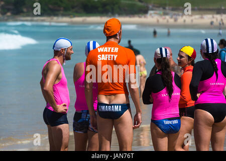 La sécurité de l'eau et de Surf Life Saving Club sur Bondi Beach, Sydney, Australie. Banque D'Images