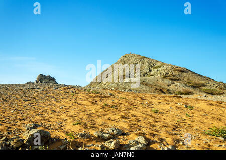 Pilon de Azucar Hill s'élevant au-dessus d'un désert aride à sec dans La Guajira, Colombie Banque D'Images