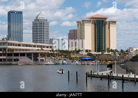 Le Centre de Conventions de Tampa et de l'établissement Embassy Suites immeuble sur le front de mer au centre-ville de Tampa en Floride USA. Avril 2017 Banque D'Images