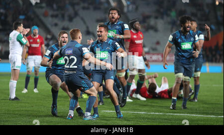 Sam Nock de Blues et Ihaia West célèbrent la victoire lors du dernier coup de sifflet du match de l'excursion à Eden Park, Auckland.APPUYEZ SUR ASSOCIATION photo.Date de la photo: Mercredi 7 juin 2017.Voir l'histoire de PA RugbyU Lions.Le crédit photo devrait se lire comme suit : David Davies/PA Wire.RESTRICTIONS : usage éditorial uniquement.Aucune utilisation commerciale ou masquant les logos du sponsor. Banque D'Images