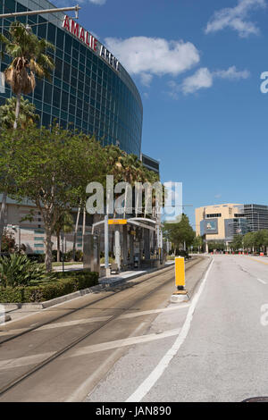 L'Amalie Arena sur la Vieille Rue de l'eau au centre-ville de Tampa en Floride USA. Avril 2017. L'arrêt de tramway ASBH et au loin le centre historique Banque D'Images