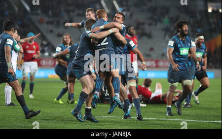 Blues' Sam Nock et Ihaia West célébrer la victoire au coup de sifflet final du match tour à Eden Park, Auckland. ASSOCIATION DE PRESSE Photo. Photo date : mercredi 7 juin 2017. Voir histoire RUGBYU PA Lions. Crédit photo doit se lire : David Davies/PA Wire. RESTRICTIONS : un usage éditorial uniquement. Aucune utilisation commerciale ou obscurcissant de sponsor de logos. Banque D'Images