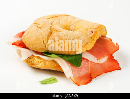 Le pain en forme d'anneau (rouleau) friselle avec des tranches de jambon Schwarzwald Banque D'Images