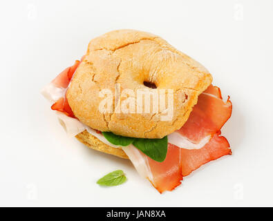 Le pain en forme d'anneau (rouleau) friselle avec des tranches de jambon Schwarzwald Banque D'Images