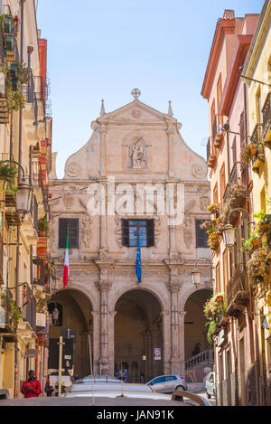 Eglise baroque Sardaigne, vue sur la façade de la Chiesa di San Michele baroque dans le quartier Stampace de Cagliari, Sardaigne. Banque D'Images