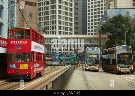 Double-decker les trams et les bus, Des Voeux Road, Central, Hong Kong Island, Hong Kong, Chine Banque D'Images