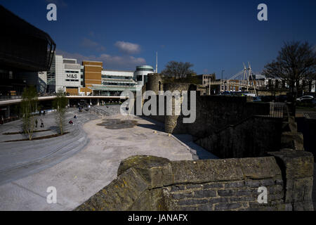 Vieux murs médiévaux de Southampton à la recherche de centre commercial Westquay Banque D'Images